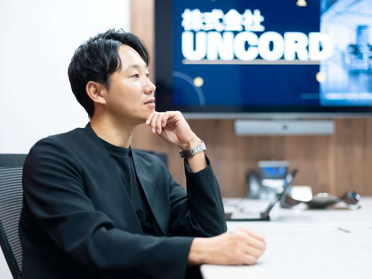 打ち合わせに臨む代表取締役 横井裕也