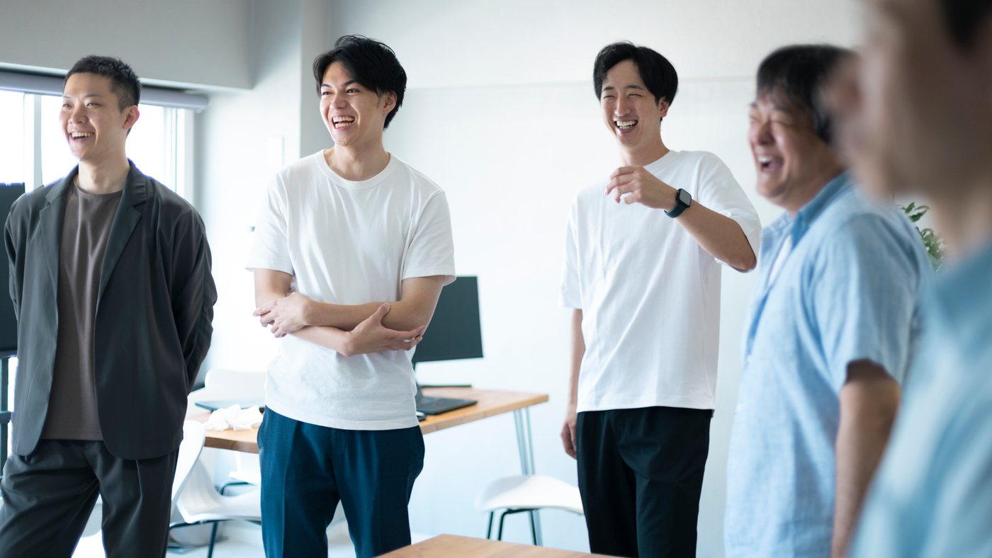 オフィスで談笑するメンバー